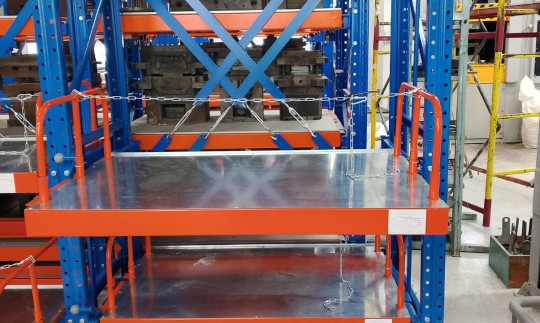 Стеллажи с ограждением на полке