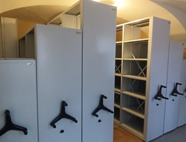 Разноуровневые мобильные стеллажи для фондохранилища