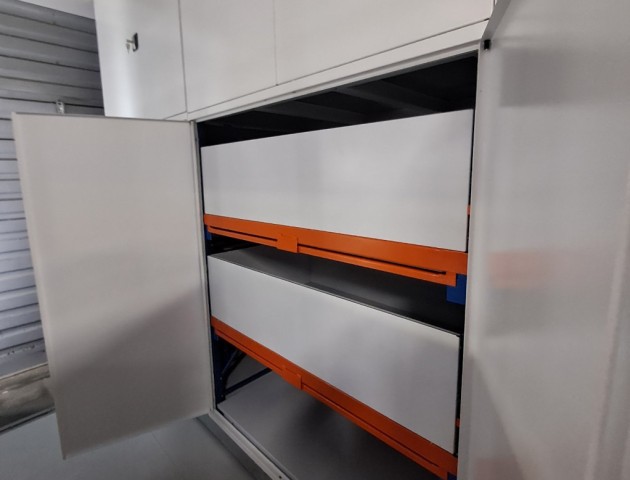 стеллажи с выкатными платформами, ящиками и дверями