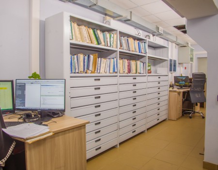 стационарные стеллажи с полками и ящиками