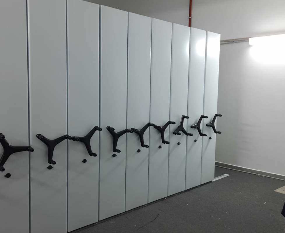 Мобильные стеллажи с сетками для хранения картин