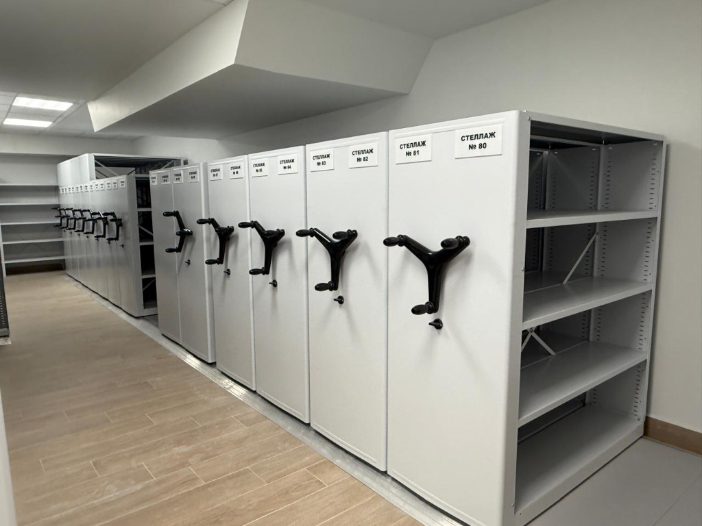 мобильные стеллажи с механическим приводом