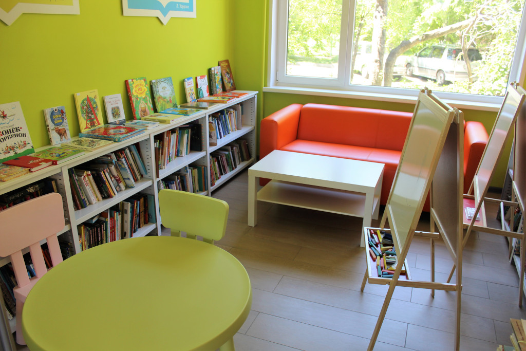 Низкие стеллажи в библиотеку