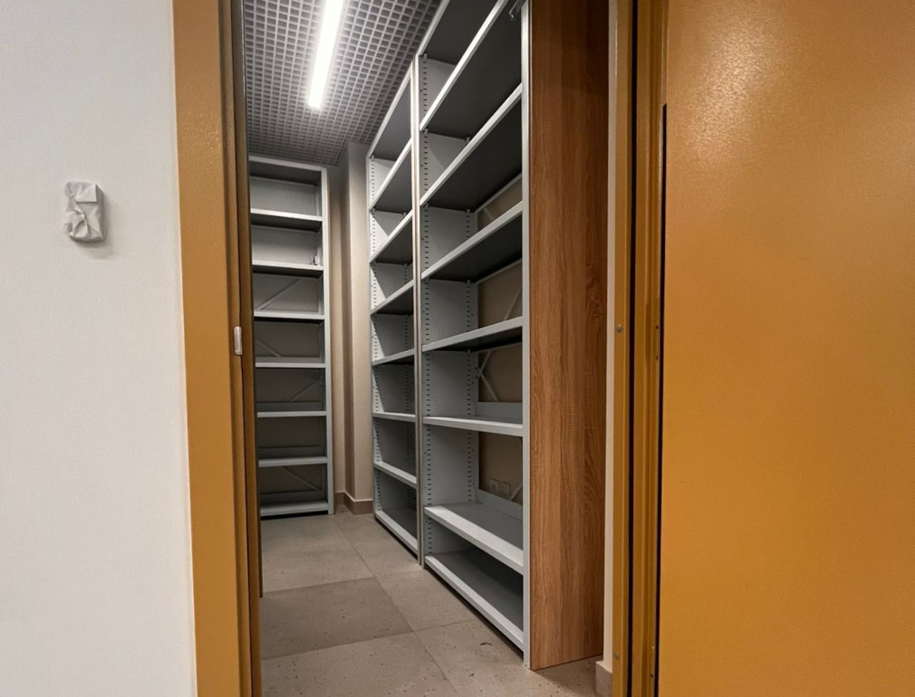 Декоративные лицевые панели из ЛДСП на стеллажах