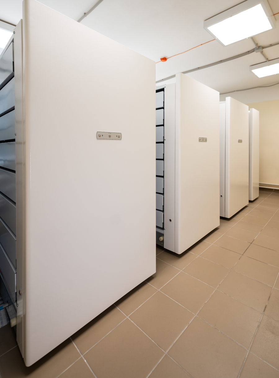 Стеллажи с электроприводом для архива